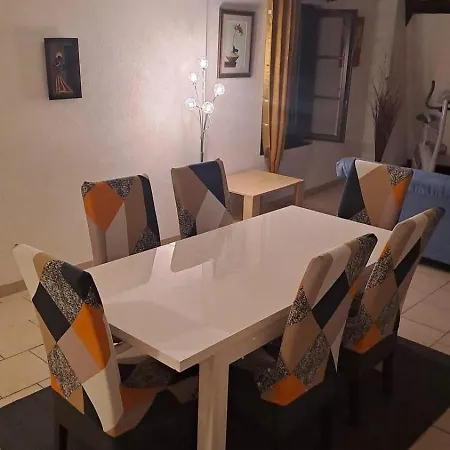 Mdmoniz House *