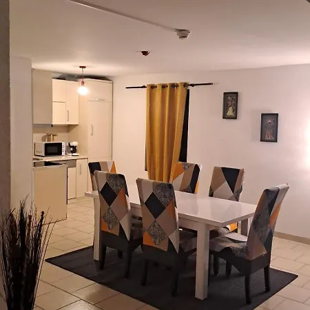 Mdmoniz House